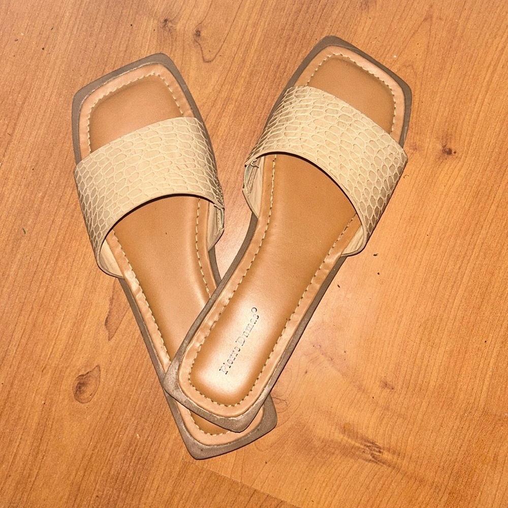 Pierre Dumas sandals size 8.5